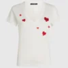 Camiseta con cuello en V y corazones