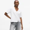 Camiseta con cuello en V y dobladillo característico