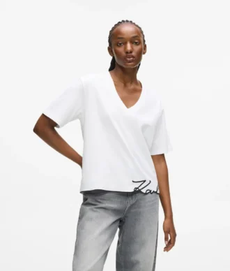Camiseta con cuello en V y dobladillo característico
