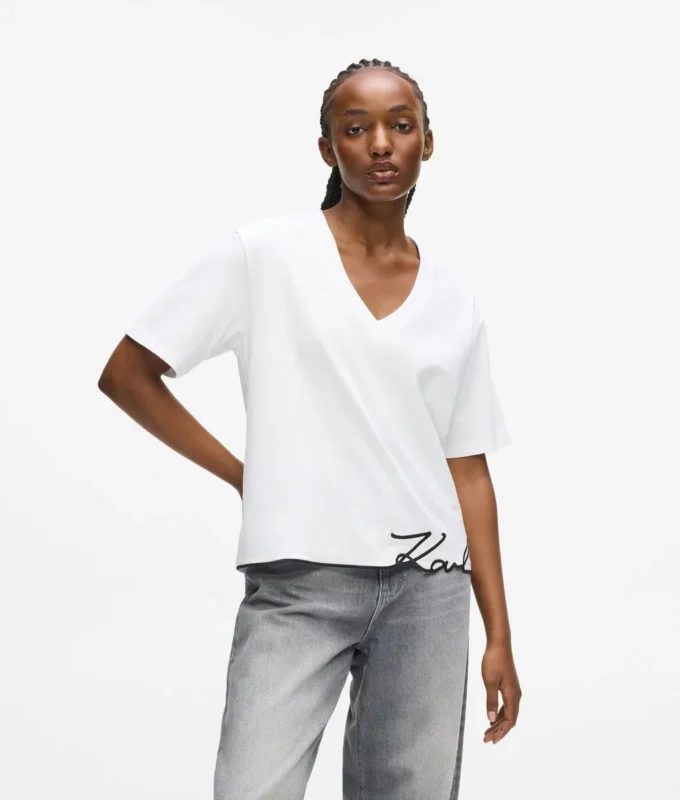 Camiseta con cuello en V y dobladillo característico