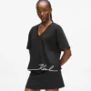 Camiseta con cuello en V y dobladillo característico