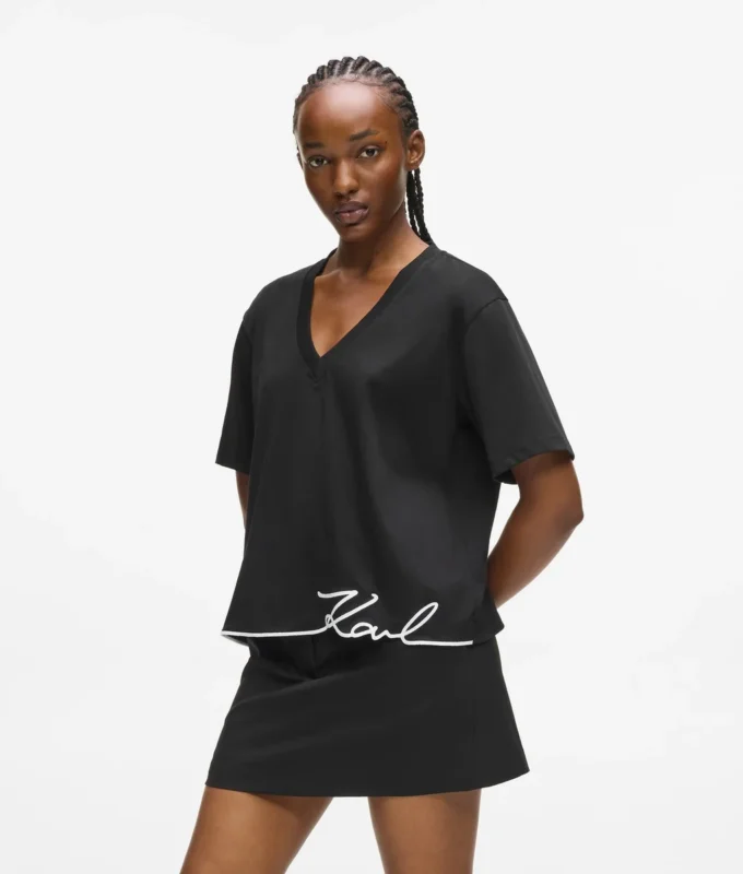 Camiseta con cuello en V y dobladillo característico