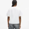 Camiseta con cuello en V y dobladillo característico