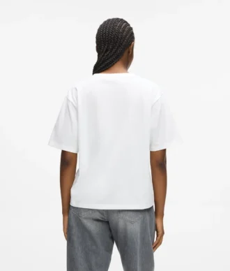 Camiseta con cuello en V y dobladillo característico