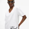 Camiseta con cuello en V y dobladillo característico