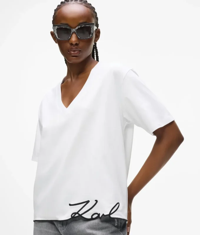 Camiseta con cuello en V y dobladillo característico