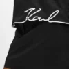 Camiseta con cuello en V y dobladillo característico