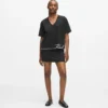 Camiseta con cuello en V y dobladillo característico
