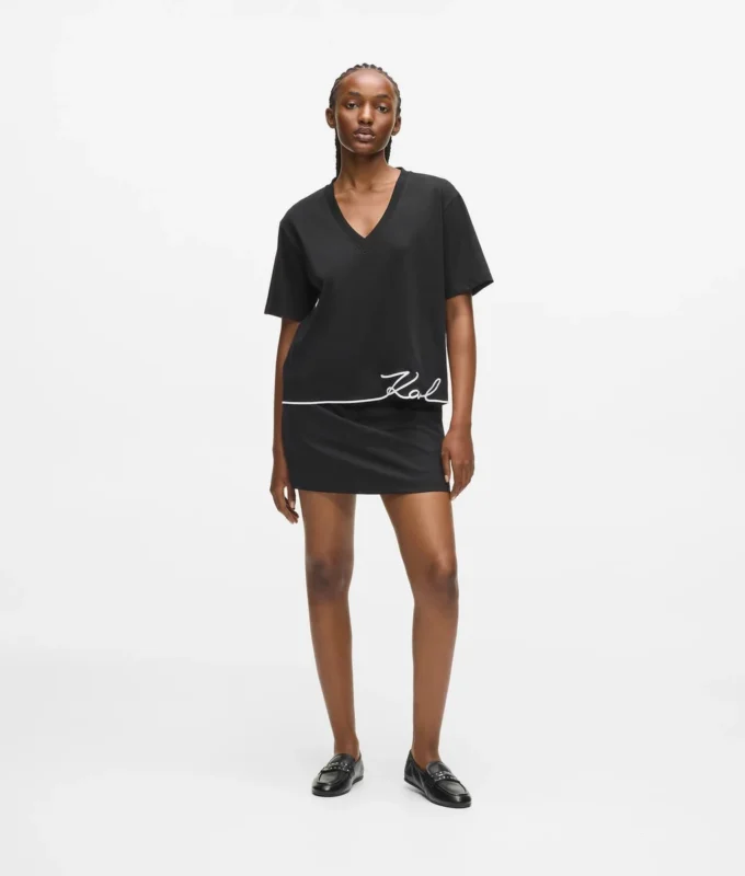Camiseta con cuello en V y dobladillo característico