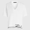 Camiseta con cuello en V y dobladillo característico