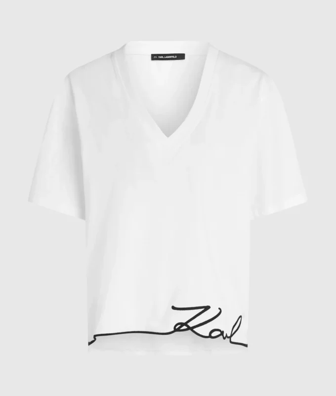 Camiseta con cuello en V y dobladillo característico