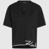 Camiseta con cuello en V y dobladillo característico