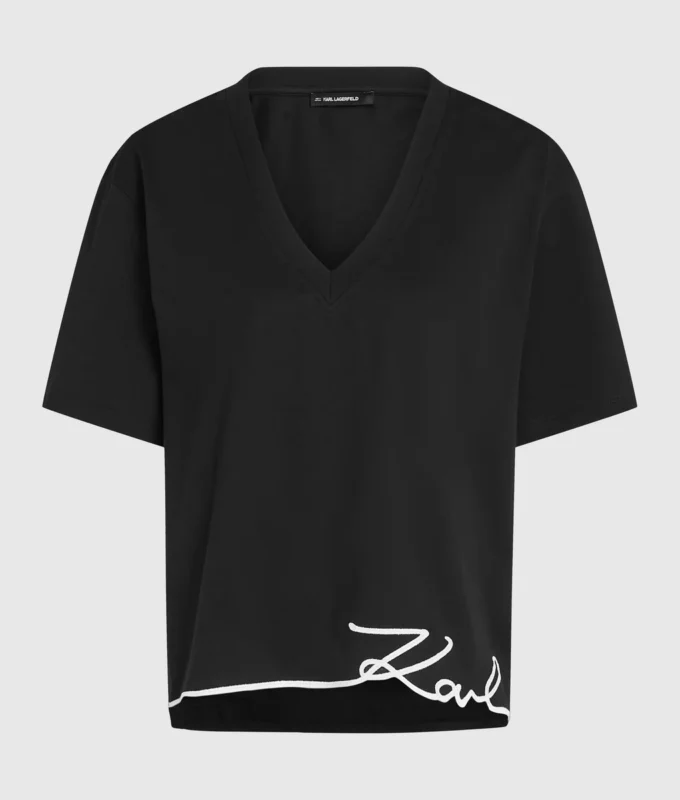 Camiseta con cuello en V y dobladillo característico