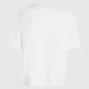 Camiseta con cuello en V y dobladillo característico