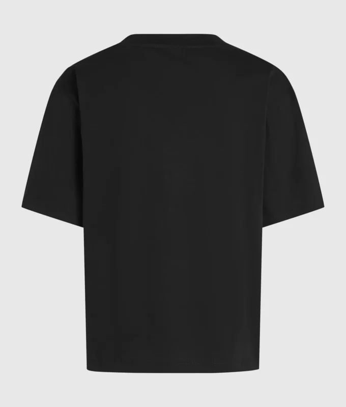 Camiseta con cuello en V y dobladillo característico