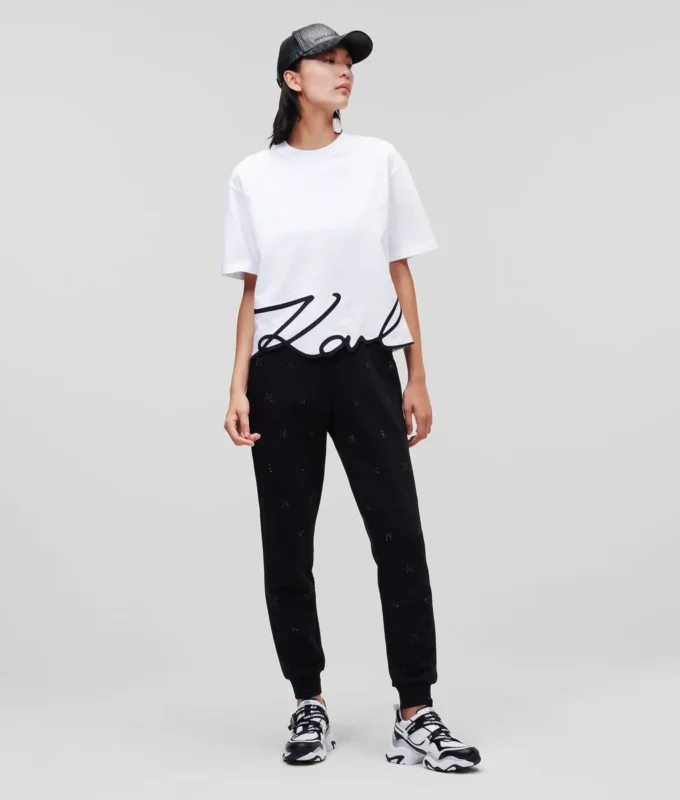 CAMISETA CON DOBLADILLO CARACTERÍSTICO