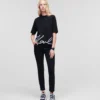 CAMISETA CON DOBLADILLO CARACTERÍSTICO