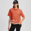 CAMISETA CON DOBLADILLO CARACTERÍSTICO
