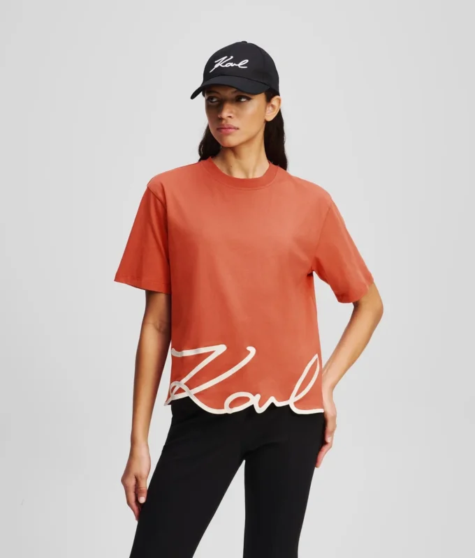 CAMISETA CON DOBLADILLO CARACTERÍSTICO