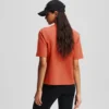 CAMISETA CON DOBLADILLO CARACTERÍSTICO
