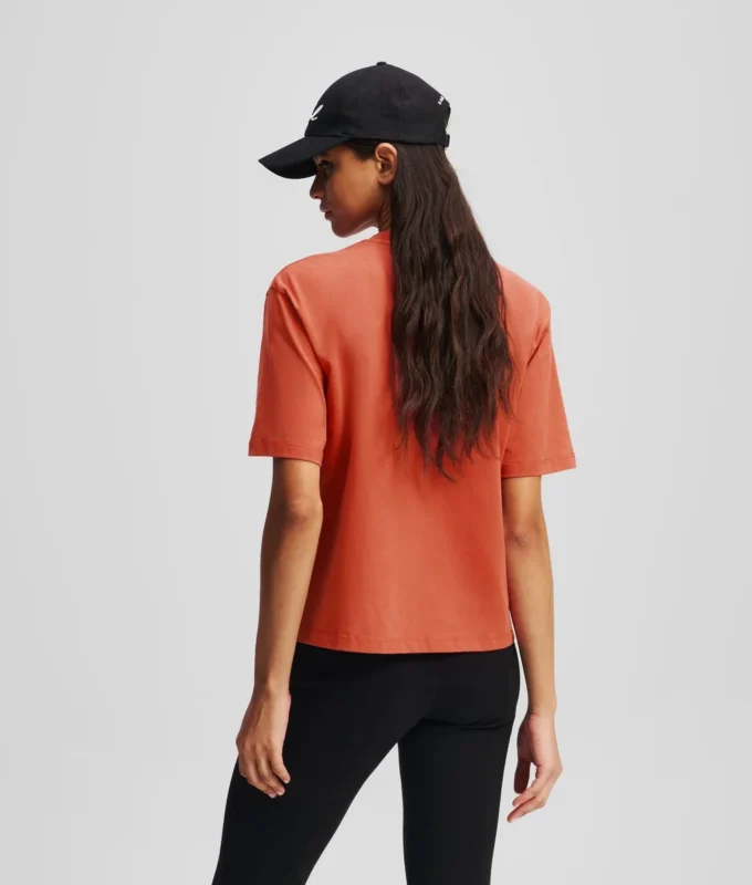 CAMISETA CON DOBLADILLO CARACTERÍSTICO