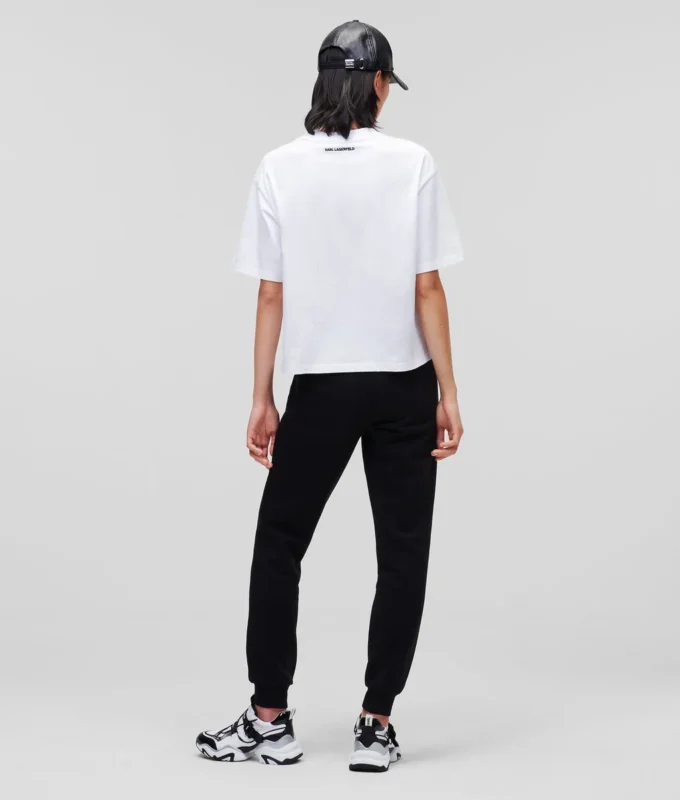 CAMISETA CON DOBLADILLO CARACTERÍSTICO