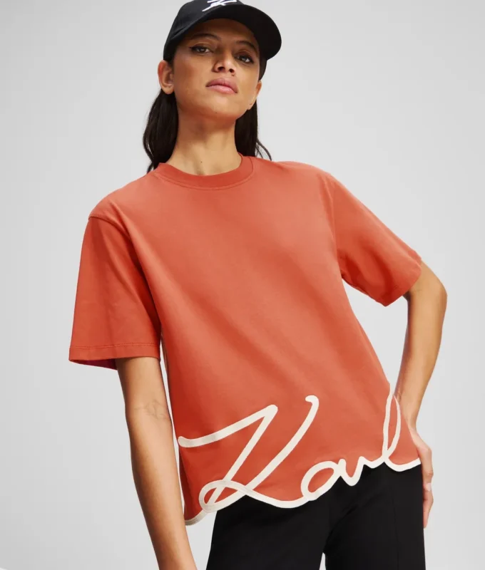 CAMISETA CON DOBLADILLO CARACTERÍSTICO