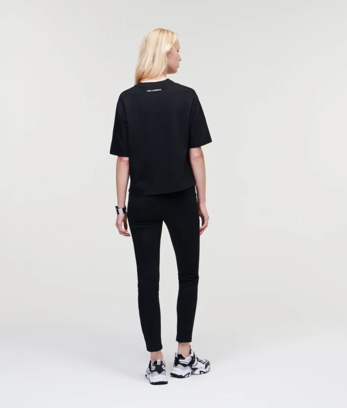 CAMISETA CON DOBLADILLO CARACTERÍSTICO