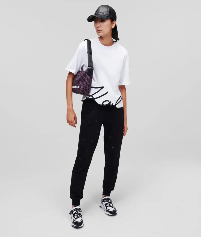 CAMISETA CON DOBLADILLO CARACTERÍSTICO