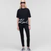 CAMISETA CON DOBLADILLO CARACTERÍSTICO