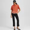 CAMISETA CON DOBLADILLO CARACTERÍSTICO