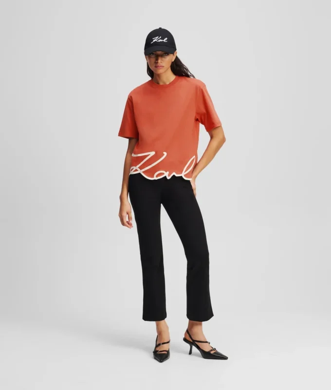 CAMISETA CON DOBLADILLO CARACTERÍSTICO