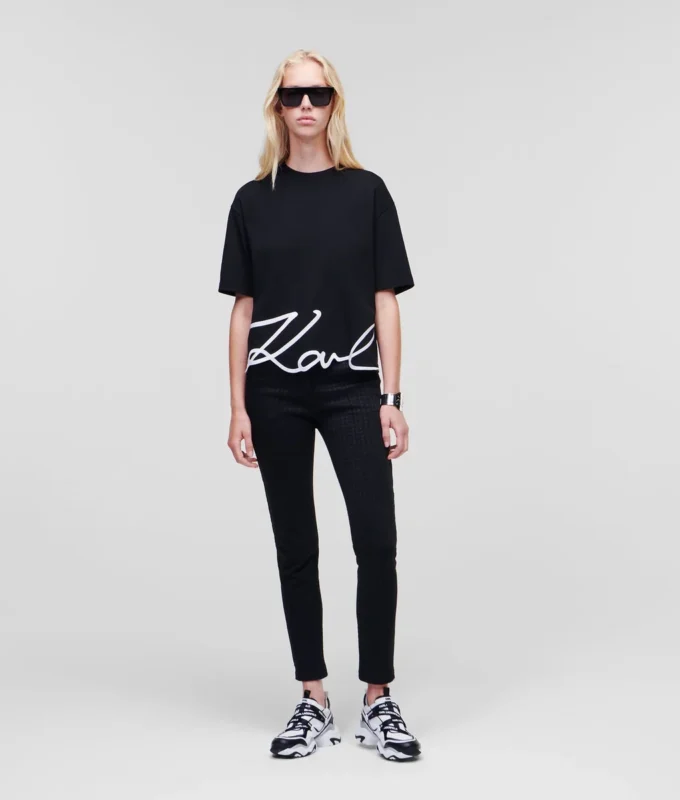 CAMISETA CON DOBLADILLO CARACTERÍSTICO