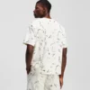 CAMISETA CON ESTAMPADO INTEGRAL