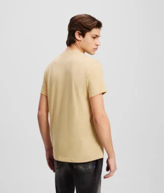 CAMISETA CON LOGOTIPO DE ANILLO