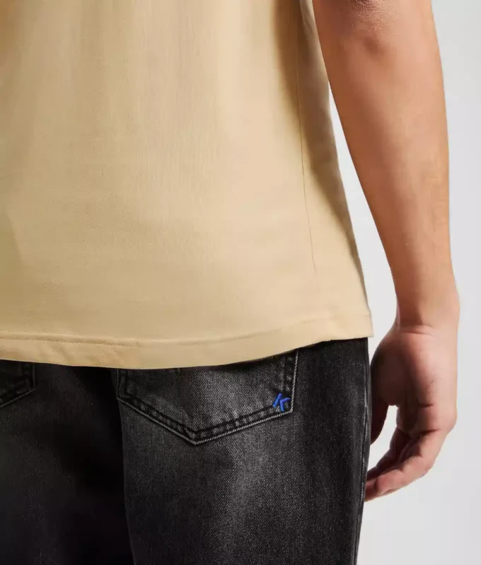 CAMISETA CON LOGOTIPO DE ANILLO