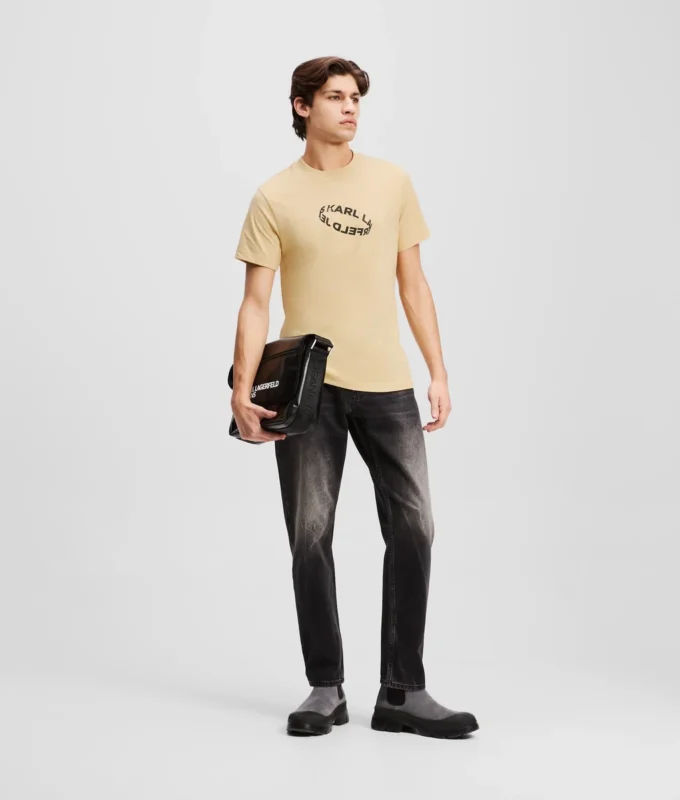 CAMISETA CON LOGOTIPO DE ANILLO