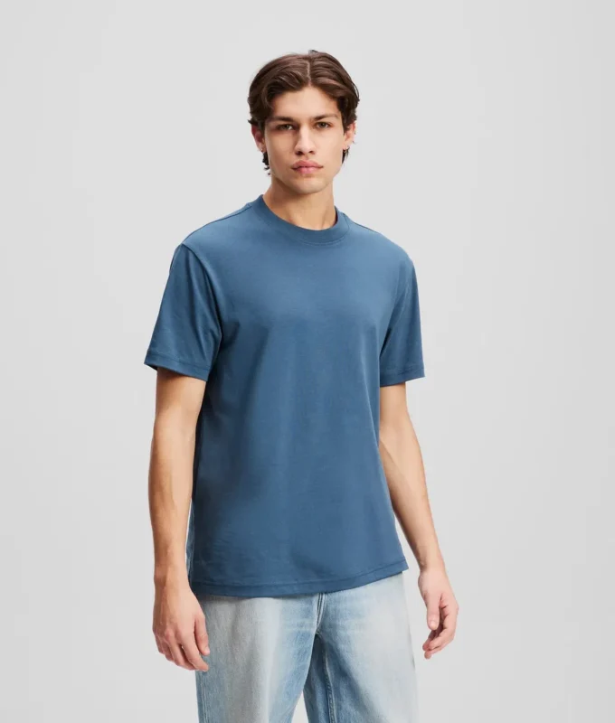CAMISETA CON LOGOTIPO DE PARCHE