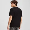 CAMISETA CON LOGOTIPO DE PARCHE