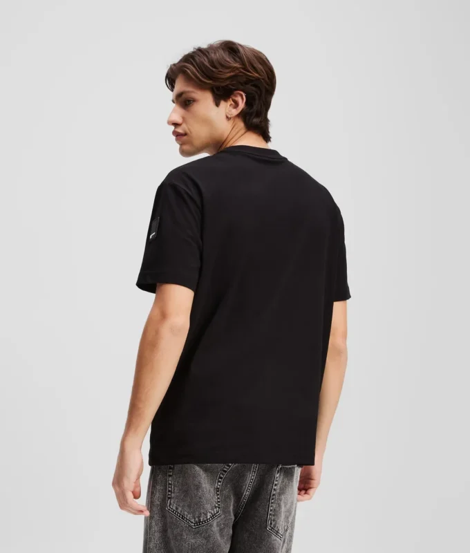 CAMISETA CON LOGOTIPO DE PARCHE