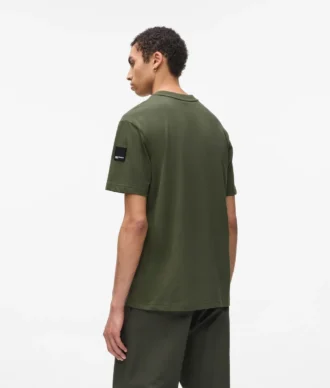 CAMISETA CON LOGOTIPO DE PARCHE