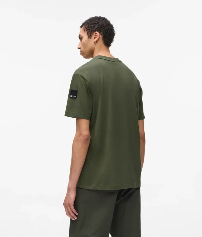 CAMISETA CON LOGOTIPO DE PARCHE
