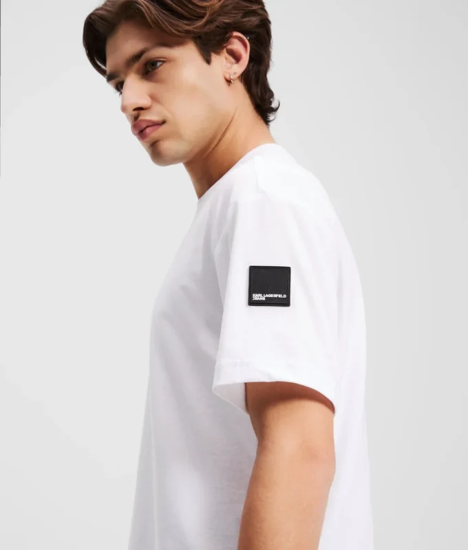 CAMISETA CON LOGOTIPO DE PARCHE