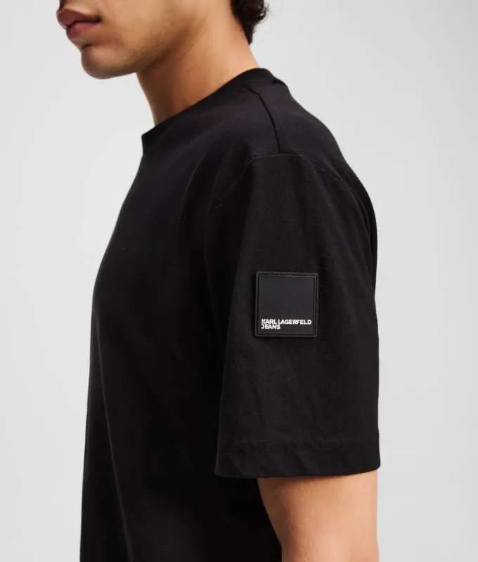 CAMISETA CON LOGOTIPO DE PARCHE