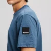 CAMISETA CON LOGOTIPO DE PARCHE