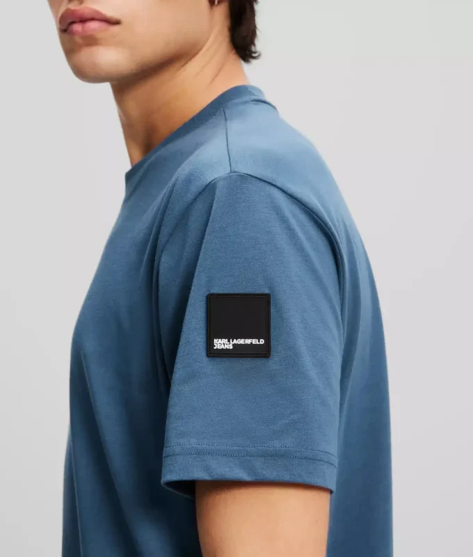 CAMISETA CON LOGOTIPO DE PARCHE