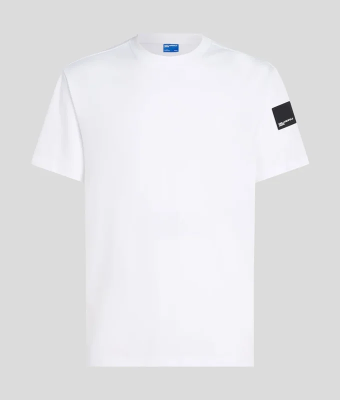 CAMISETA CON LOGOTIPO DE PARCHE