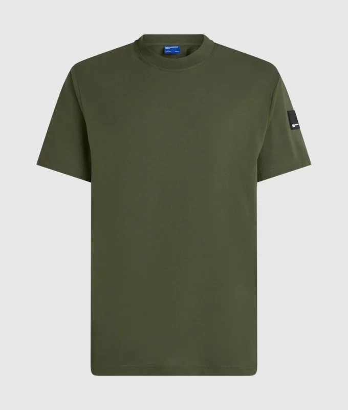 CAMISETA CON LOGOTIPO DE PARCHE