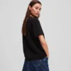 CAMISETA CON LOGOTIPO DESENFOCADO