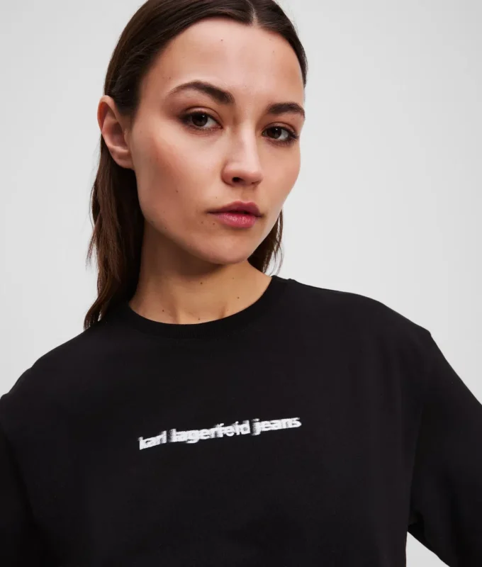 CAMISETA CON LOGOTIPO DESENFOCADO
